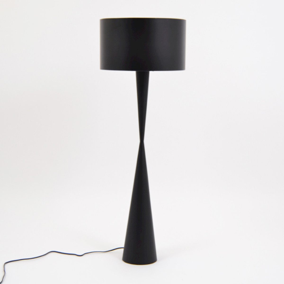 Lampadaire en métal noir avec abat-jour NERA