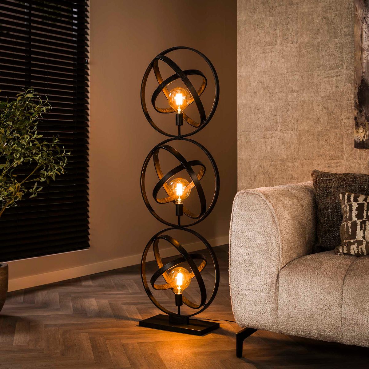 Lampadaire design en métal avec anneaux MARS