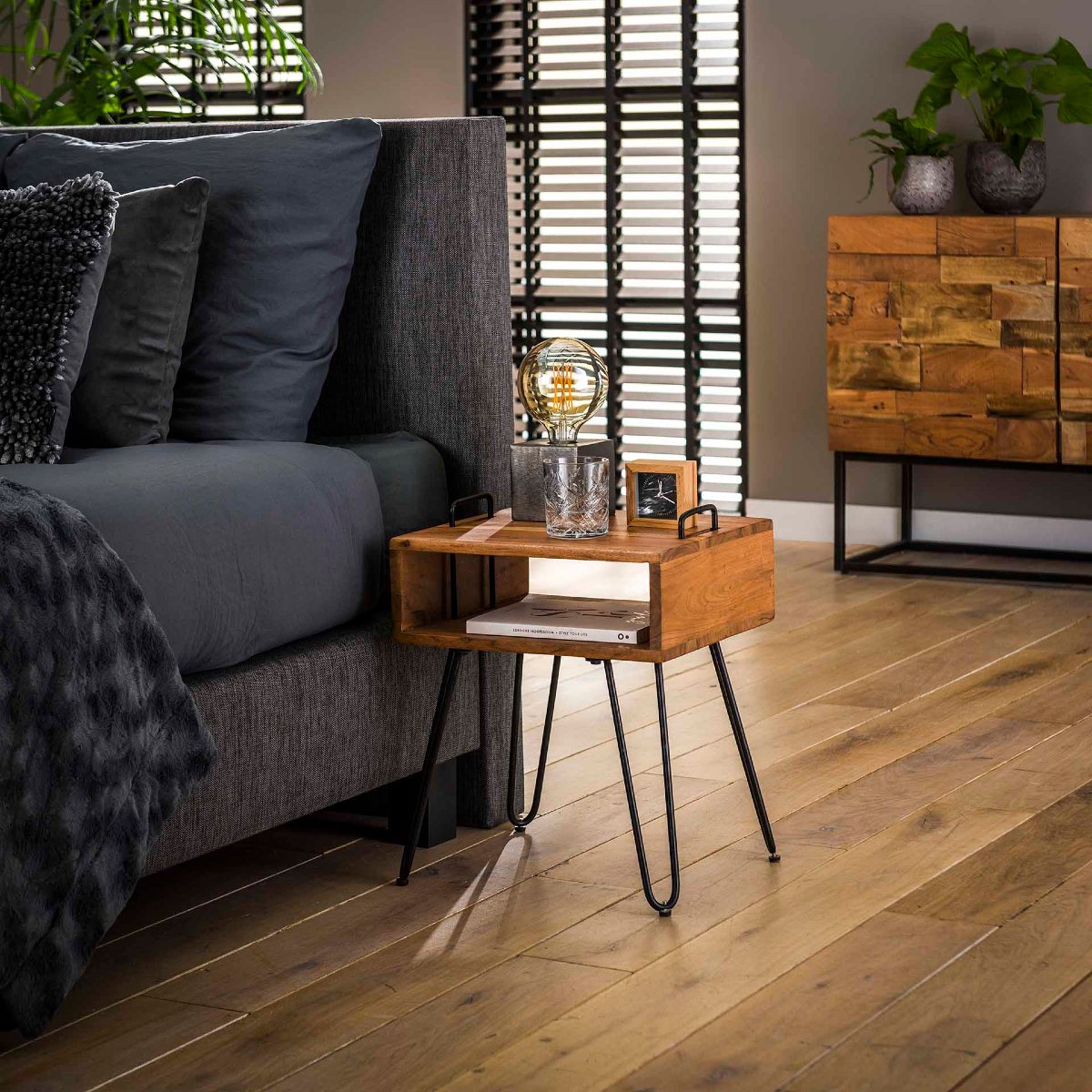 Table de chevet en bois massif MANIGLIA 1 niche