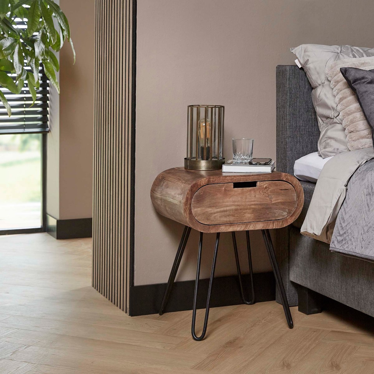 Table de chevet en bois massif CAPSULA 1 tiroir