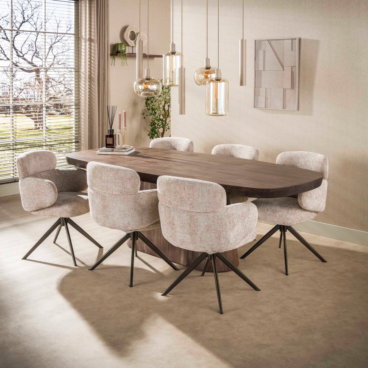 Grande table de repas contemporaine en bois massif foncé
